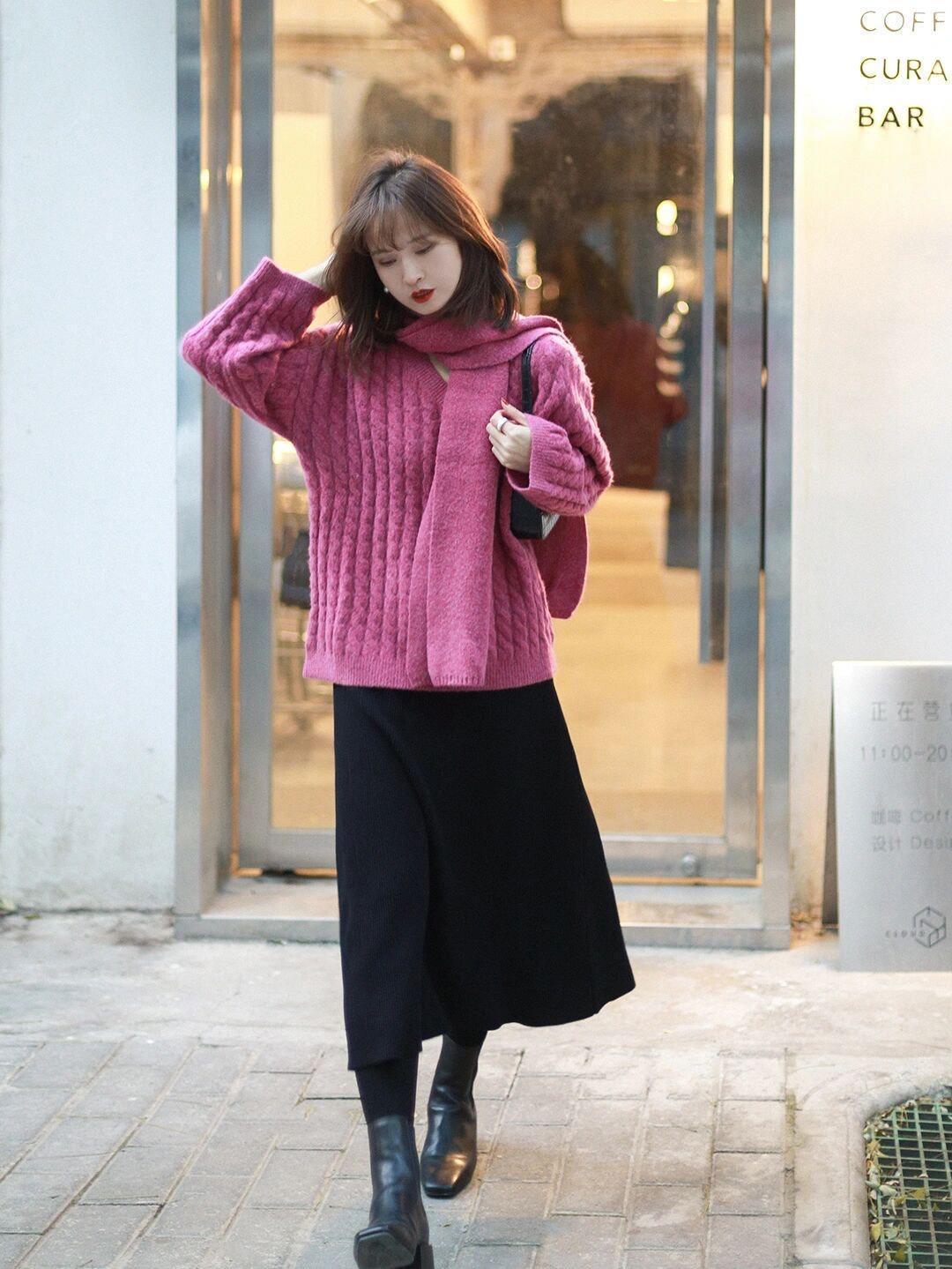 子女生 冬天毛衣怎样搭配出时尚感!紫色毛衣搭配皮裙,高级又不失个性!