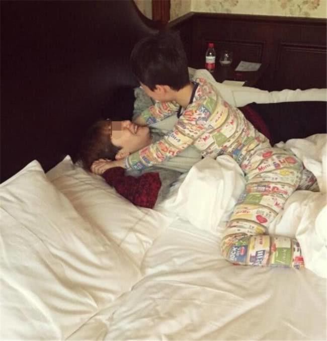 16岁儿子粘着妈妈一起睡,医生检查不出原因,最后母亲吐出实情