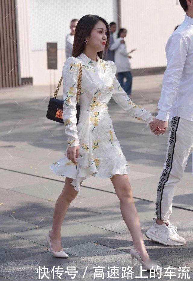 为了显高级穿垫肩连衣裙,茉莉花图案蕴含着“土味”的复古时尚感
