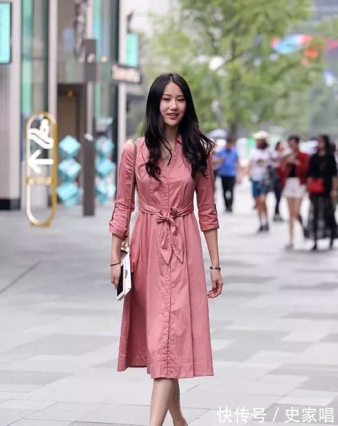 高跟鞋 美女搭配一双一字带高跟鞋,更是让她充满着魅力,增加整体精致度