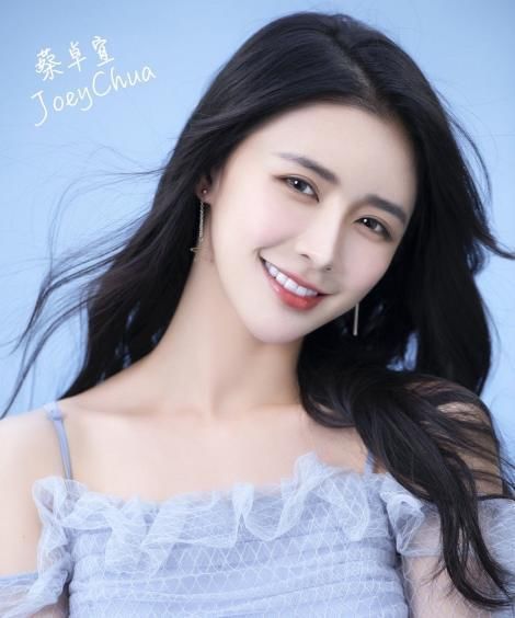 小女孩 她是《青你2》的黑马,刚出场就“俘获”蔡徐坤,成C位候选人