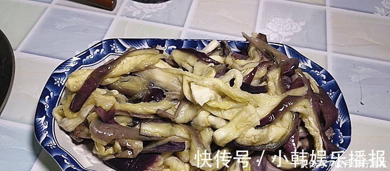 凉拌茄子|此菜是“降血压之王”,中老年人要常吃,一蒸一拌浇上料汁,真香!