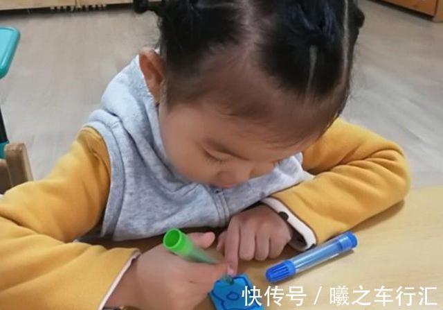 心理健康|5岁女儿“画蛇”获奖,宝妈还沉浸在喜悦中,闺蜜:赶紧去报警