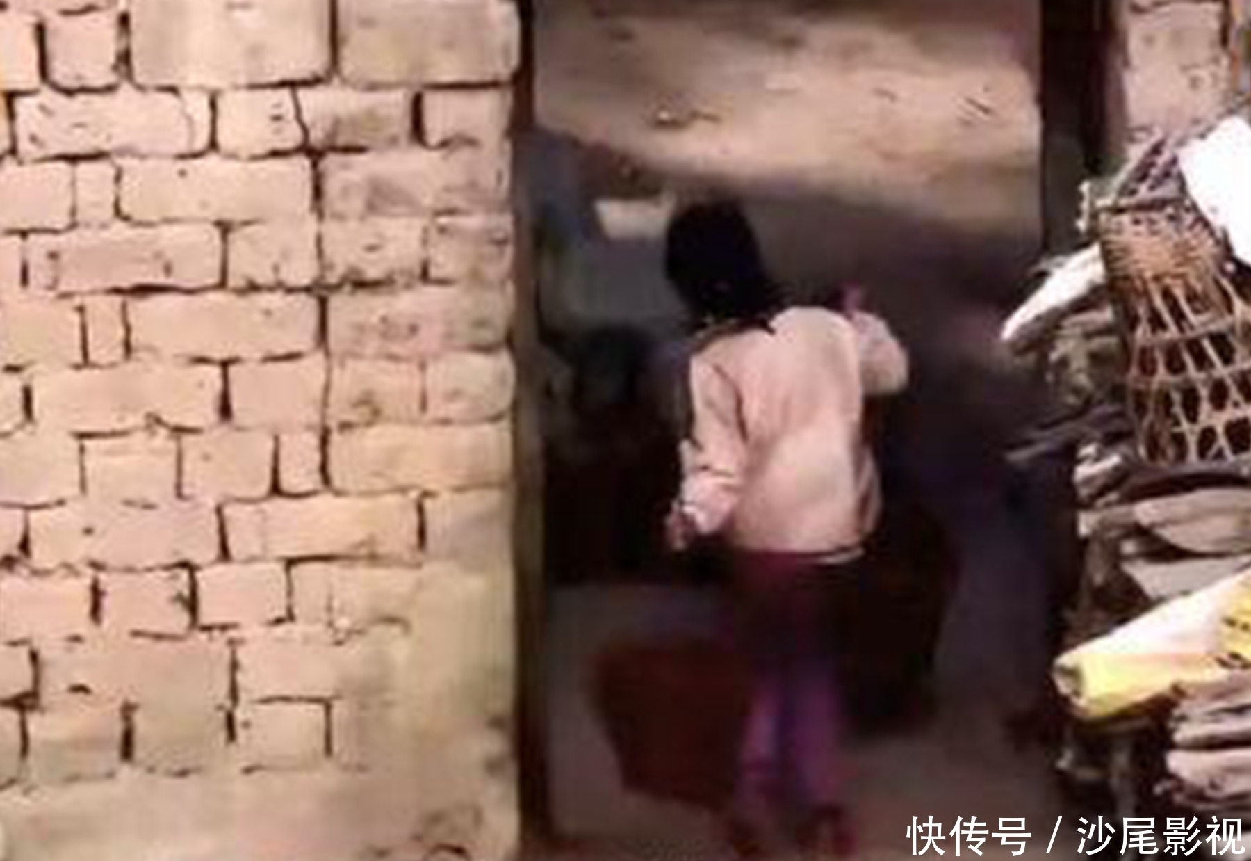 《变形计》幸运女孩:留在城市富豪家庭,被妈妈哥哥宠成小公主