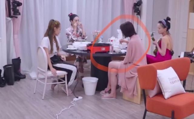 《浪姐》从两次吃火锅的座位,看蓝盈莹地位变化,日久见人心