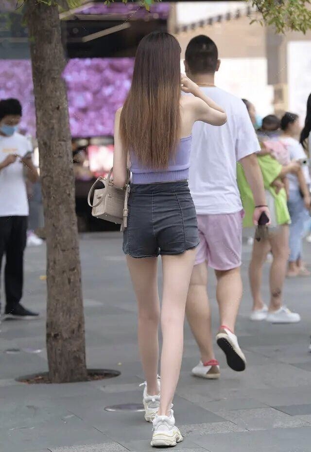 “烂大街”的短裤T恤,被年轻女孩“玩坏”了,这么穿时髦又舒适