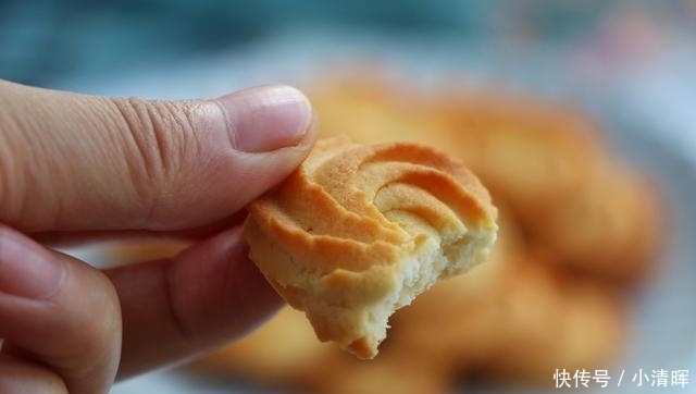 简单几步，教你在家做曲奇饼干，又酥又脆比买的好吃，特别解馋