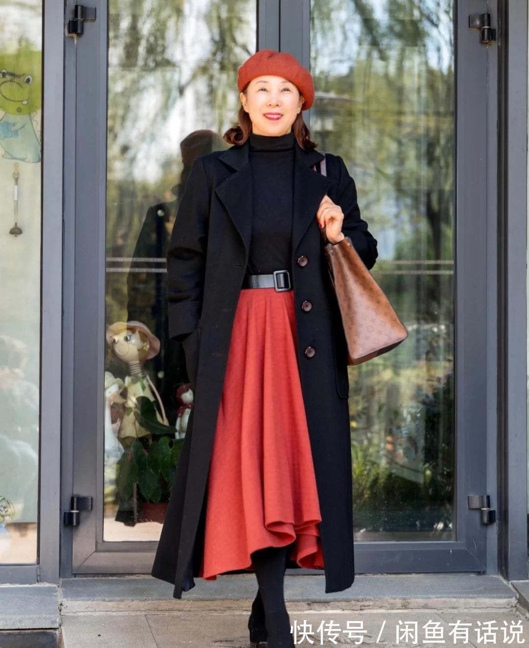 高级 有“烟火气”的黑色大衣穿搭,优雅又高级,普通中年人穿也体面