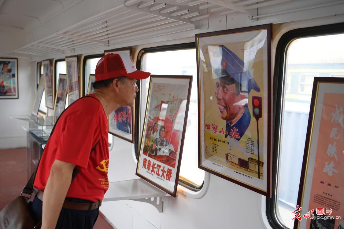 集装箱|三万件藏品亮相绿皮车厢