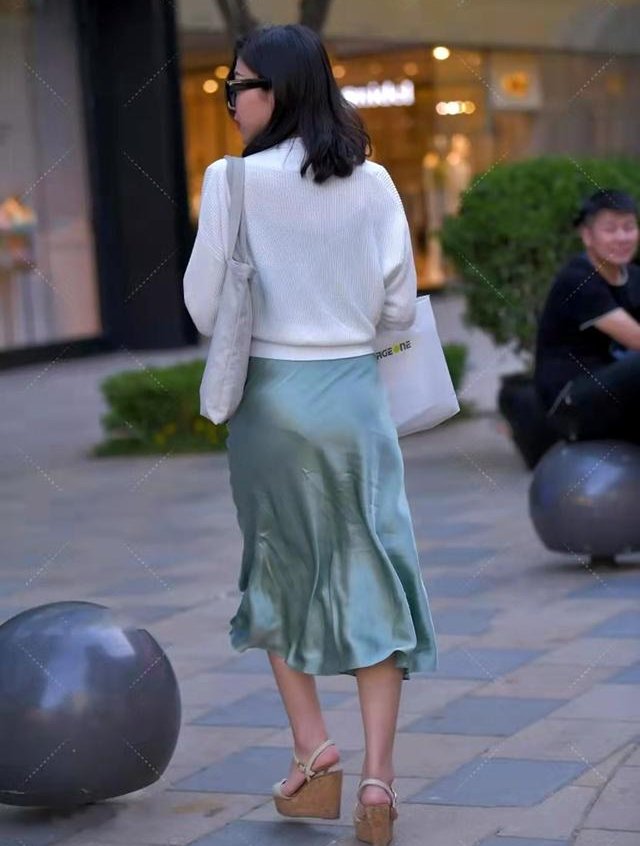 真丝面料连衣裙，搭配针织毛衣，精致又上档次