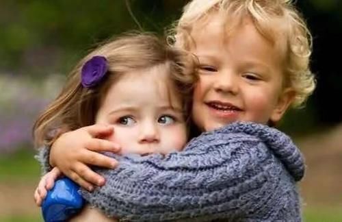 小朋友|幼儿园小朋友亲密搂抱,女孩爸妈不满,男孩家长无奈:他只有4岁