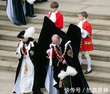 阿姆斯特朗|英国的提袍男童，必须由贵族子弟担任，曾在女王演讲时晕倒