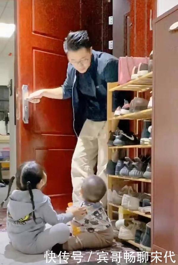 姐弟俩坐门口等爸爸,爸爸偏心举措引热议,网友:这个爸爸有点冷