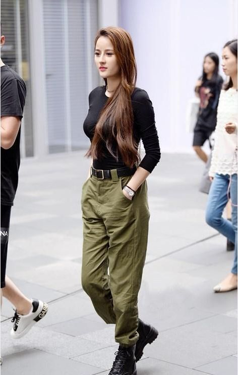 街拍:美女身穿吊带长裙,素雅的色调清新温婉,尽显优雅靓丽美