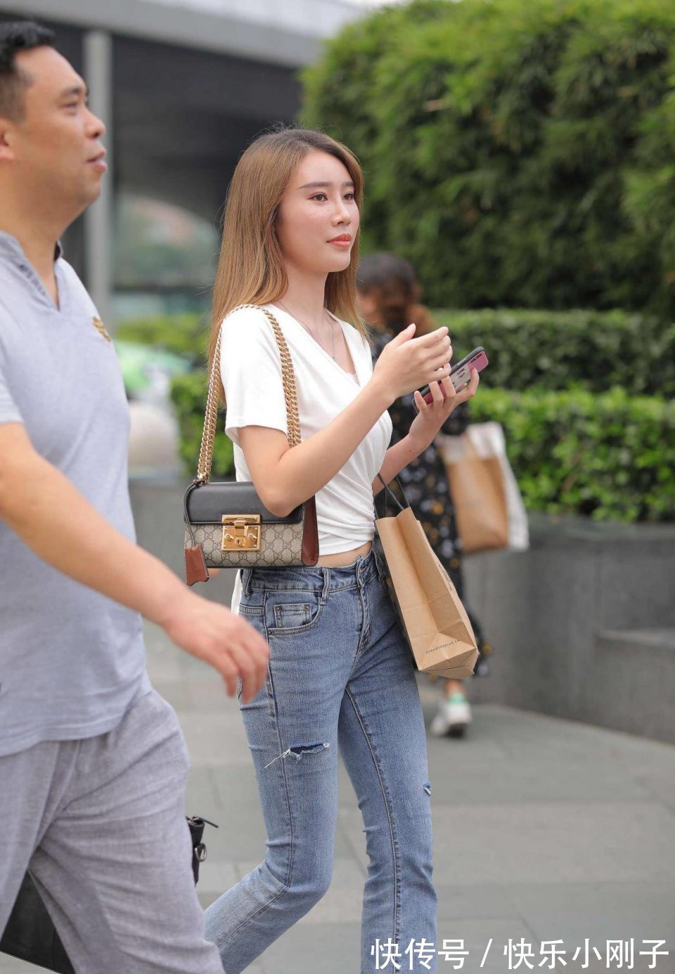 喇叭|一件白色的休闲衬衫，底下搭一条浅蓝的牛仔喇叭裤，小姐姐看上去很时尚