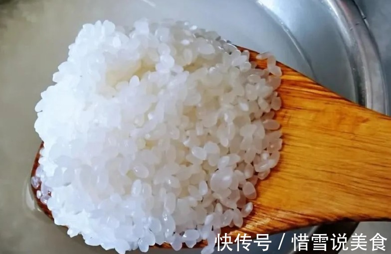 煮米饭不要只加水煮，记住“2放1窍门”，米饭软糯香甜，粒粒分明