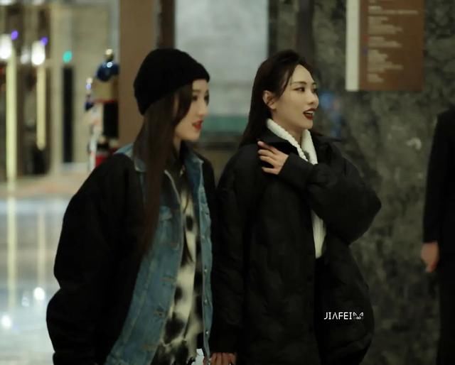 王霏霏孟佳姐姐团综再合体 粉丝笑称先导片及饭拍像极了狗仔偷拍