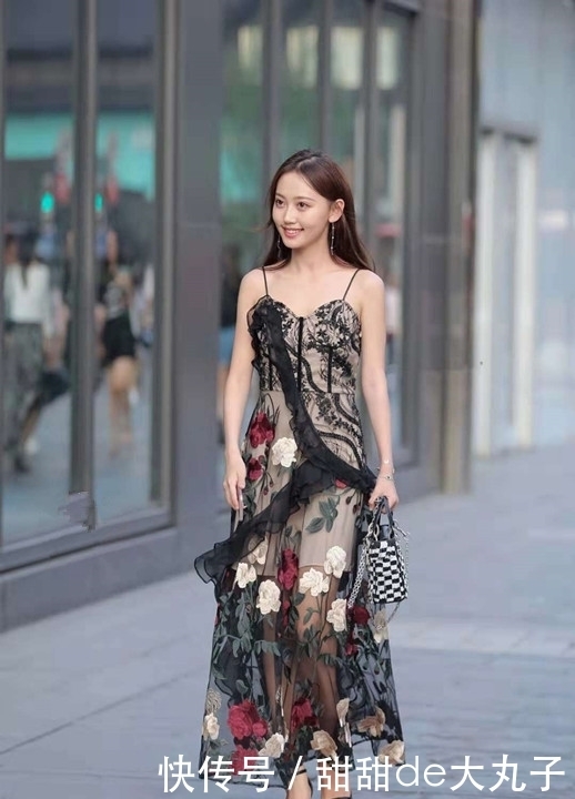 透视|小姐姐,你是来走秀的吗?蕾丝透视花朵裙,穿在身上简直太美了