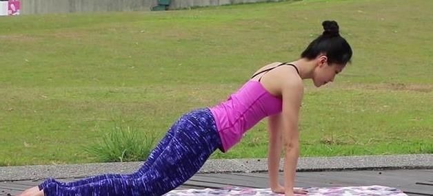 瑜伽体式|舒张你的筋骨,尝尝这几个行动,在家就能练