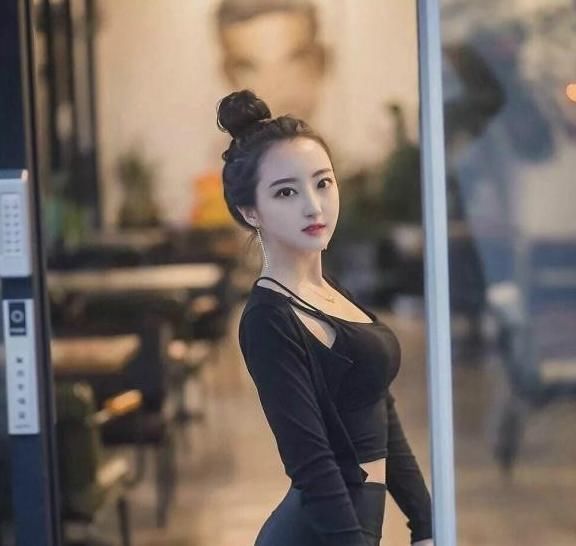 打底裤小姐姐,时尚而又不失高雅,给人一种青春活力气息