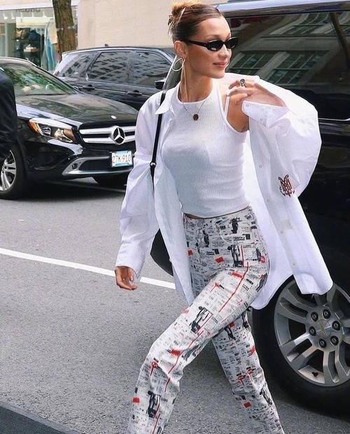 阔腿裤失宠了，如今全网火爆的是“报纸裤”，走到角落都是焦点！