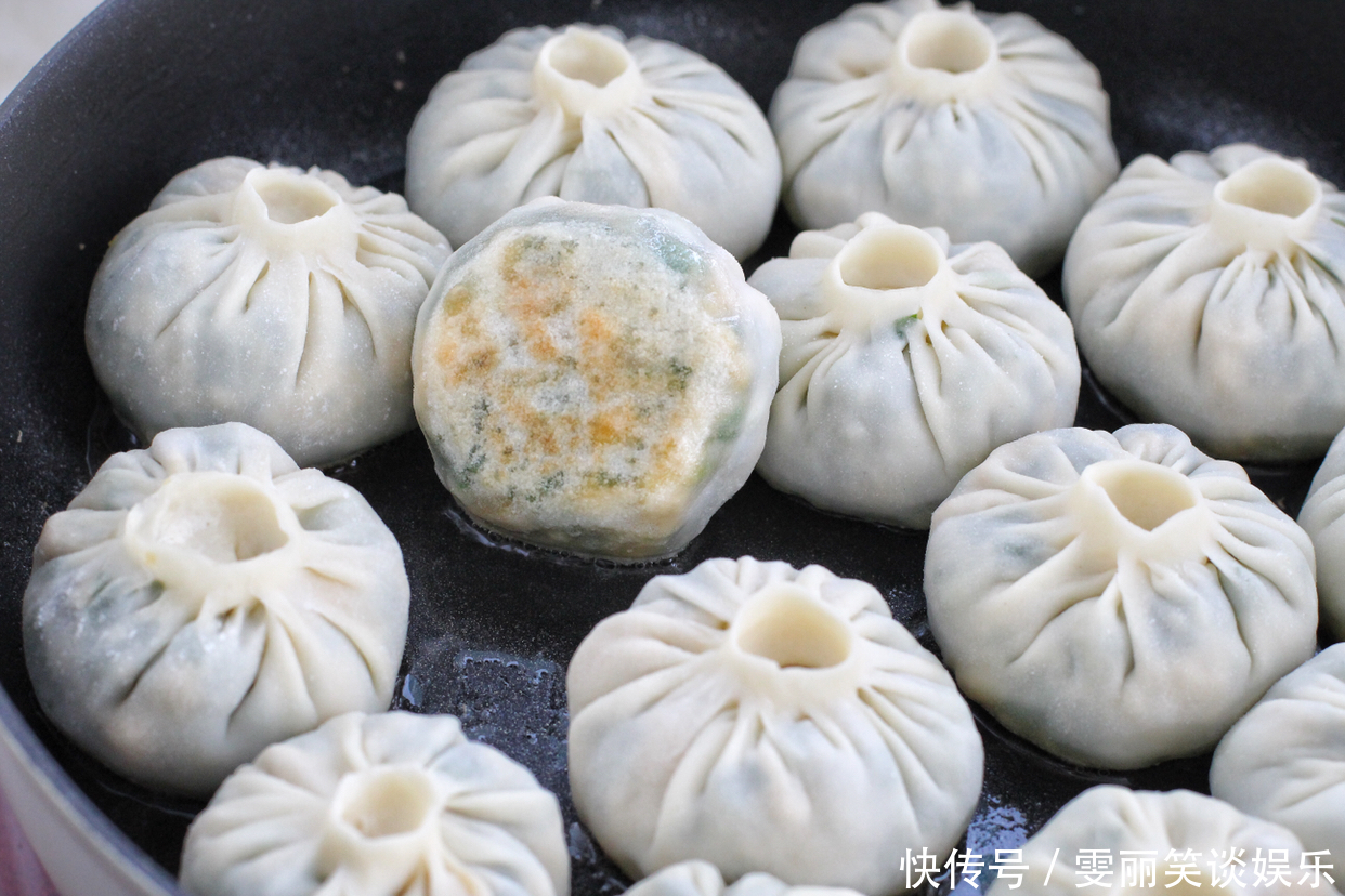 想吃包子又不爱揉面，教你一招，半小时就出锅，皮薄如纸倍儿鲜美