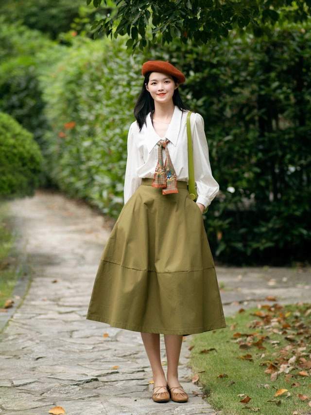 衬衫|秋天怎么穿才高级洋气,红色衬衫+牛仔裤,基础款搭配也漂亮大方