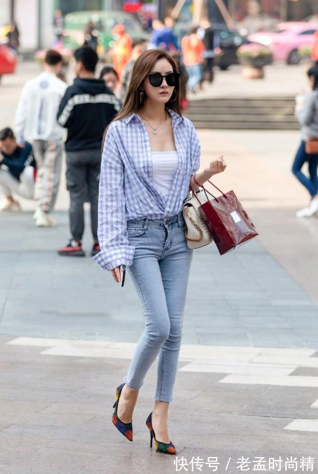 卫衣|街拍:美女卫衣搭配小脚牛仔裤,显得十分干净利落,又非常的减龄