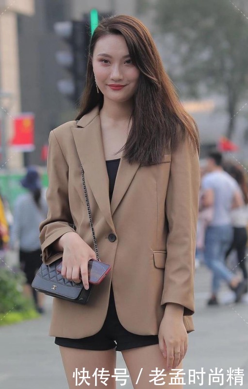 小西装搭配黑色短裤, 走在街头你就是最闪耀的潮人, 成熟优雅显贵气