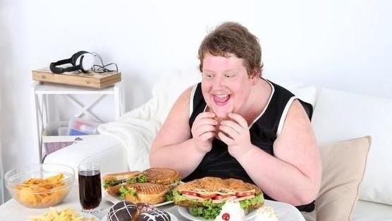 胃部有疾长寿难，生活中尽量少吃6类食物，尤其前2个，养胃保健康