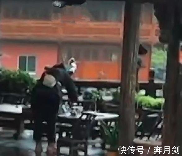 《向往的生活》中真正干活之人说漏了嘴，何炅迅速补救却已来不及