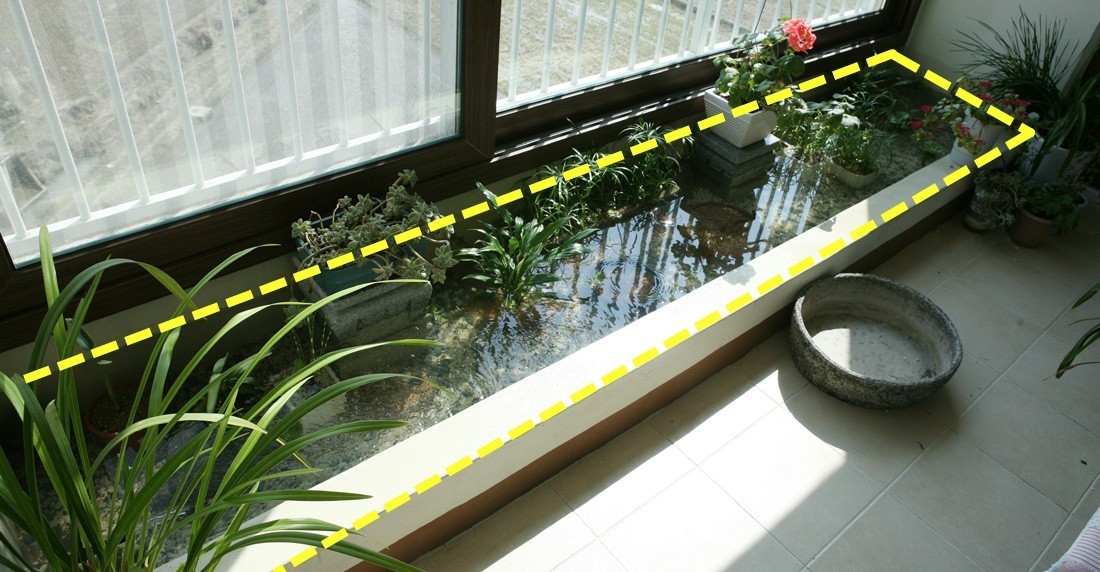 防水|住高层这么干,阳台窗前20公分,用红砖围一圈水池,养鱼种花都好