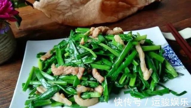 简单实在的几道家常菜,好吃不贵有营养,家人坐在一起吃的很温馨