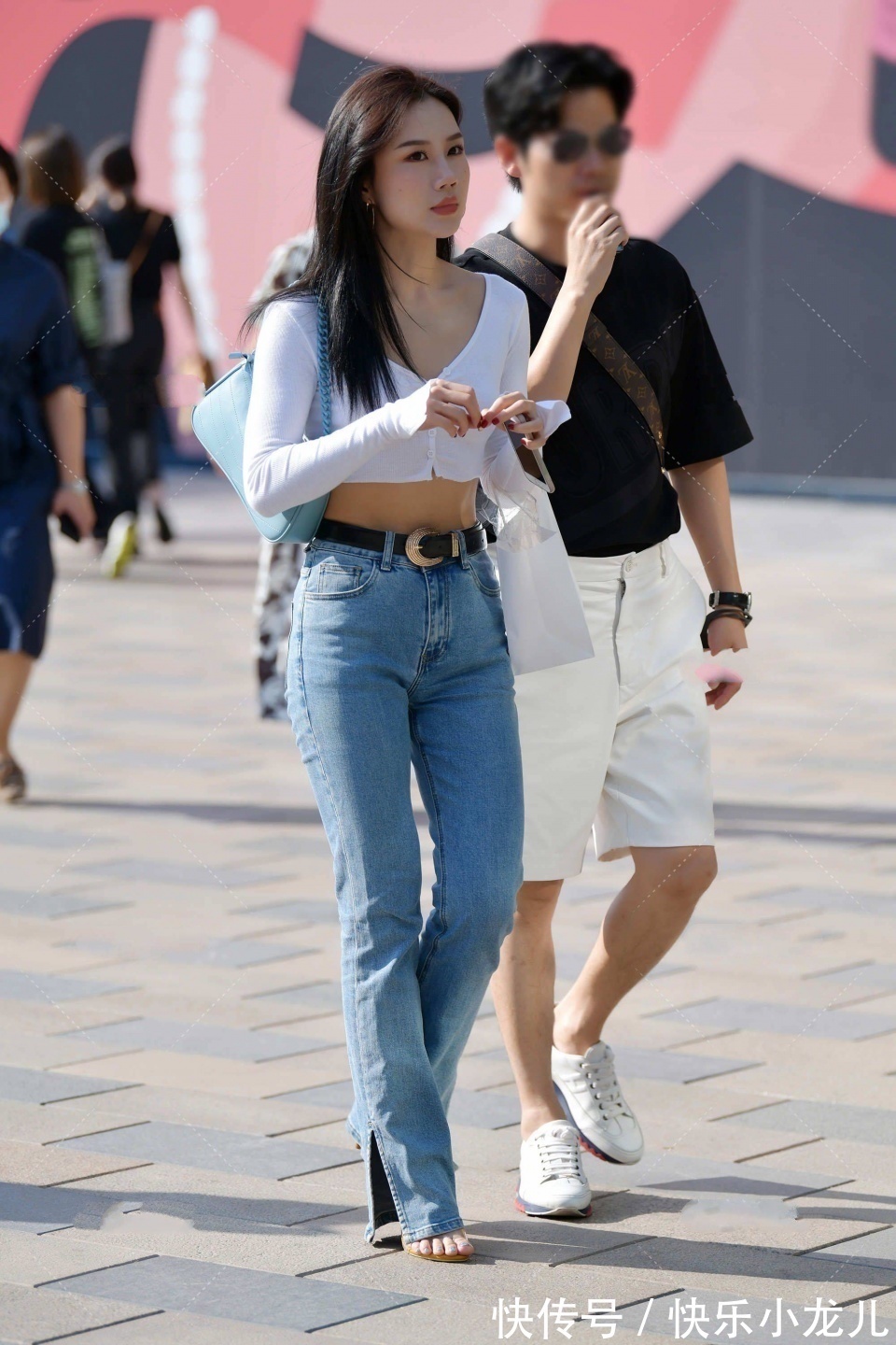 打扮 小姐姐青春靓丽的打扮,很前卫很漂亮,走在街上就是一道风景线