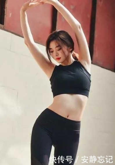 透露|紧身打底裤:优雅中透露着几分小俏皮,彰显出美女的紧致腰线