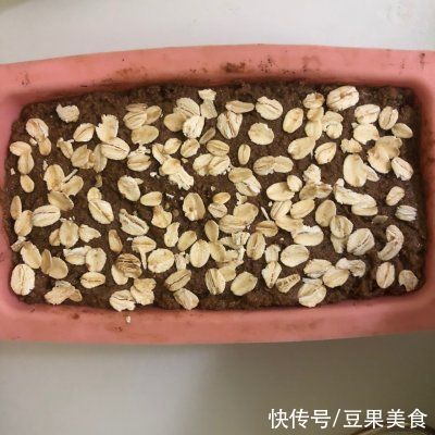 寒冷与温暖之间只差一碗可可燕麦香蕉夹心蛋糕