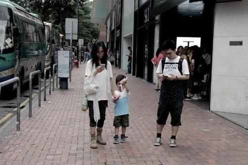 爸爸|“手机就那么重要吗”女儿渴望父爱怒砸手机，父亲一巴掌酿成惨剧