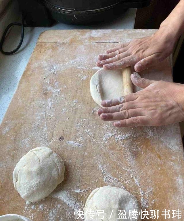 烙饼时,有的人烫面,有的人抹油,其实都错啦,大厨教你正确方法