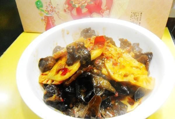 木耳加一物，金子都不換，常吃排出體內(nèi)毒素，大肚腩悄悄不見