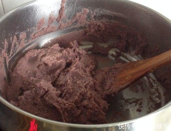 做粘豆包,需掌握一些技巧,便能一次成功,香甜软糯又养胃