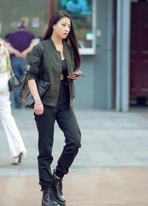 美女|美女时尚穿搭秀出真我的风采,散发出青春洋溢的气息