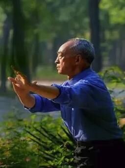 拉伸|这样拉拉腿，迅速补脾，赶走湿气！坚持锻炼，让你年轻20岁