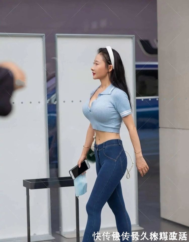 深蓝色|浅蓝色针织T恤、深蓝色牛仔裤,用最简约的衣服,勾勒出了曲线美