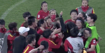 日本女足|中国女足更衣室嗨了！水庆霞振臂高呼，姑娘们玩起了人浪