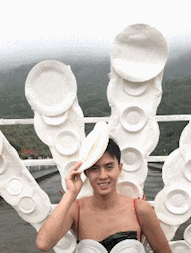 |搞笑GIF:大哥哭着哭着就把美女挤跑了,大妈尴尬了