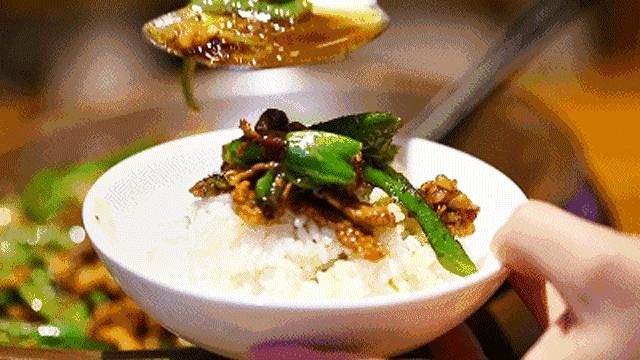做辣椒炒肉，先炒肉还是先炒辣椒？顺序很关键，肉质鲜香又入味