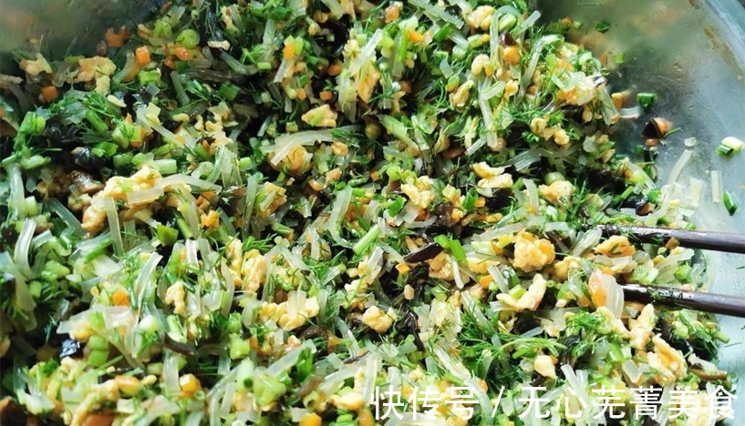 入秋后,多吃此菜,钙是牛奶的3倍,铁是核桃的2倍,蒸包子吃真香!