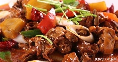 炖鸡时，有人焯水，有人直接炖，正确的做法其实是此样的