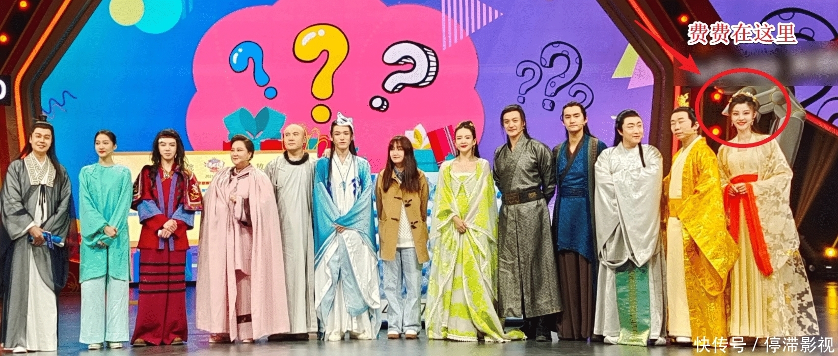 王牌6女神费费终于火了,和关晓彤一起直播,这大长腿我却看愣了