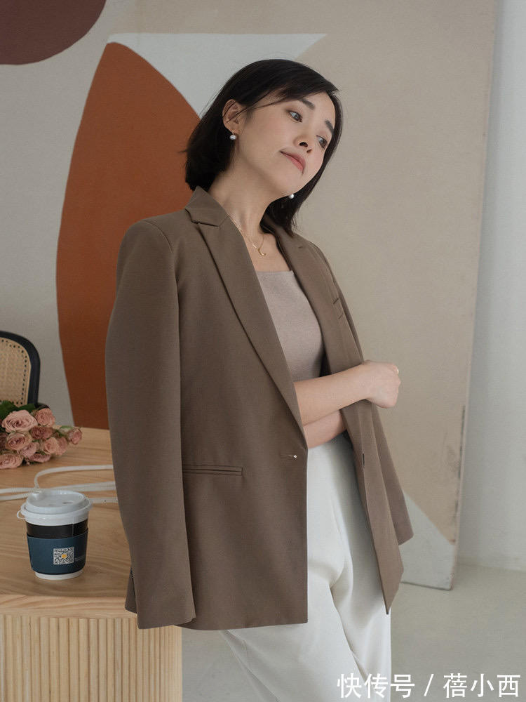 职场|女人一旦过了40岁,穿衣搭配要选“气质款”,大方高级又很优雅